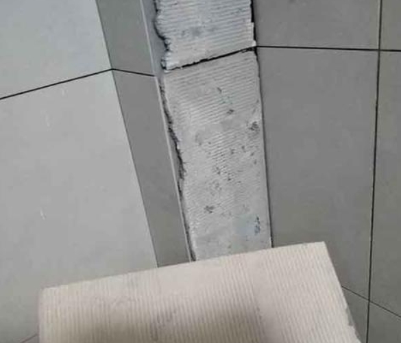 大新瓷砖空鼓维修公司分享下厨房瓷砖脱落的补救措施。